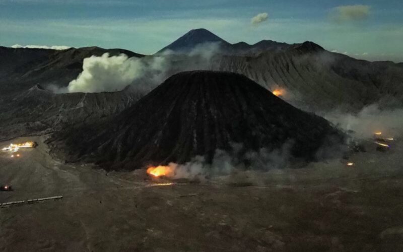 Daftar 15 gunung api yang populer di Indonesia