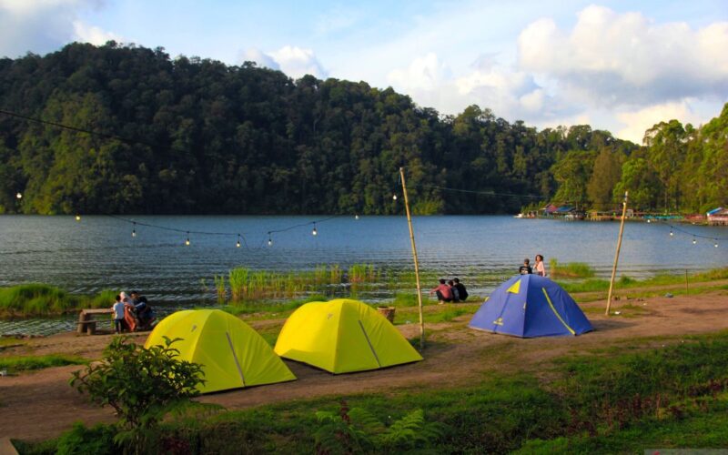 Indahnya Danau Lau Kawar di kaki Gunung Sinabung